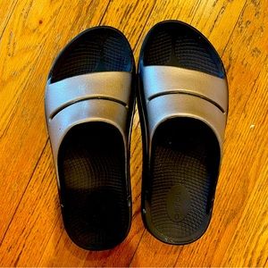 NWOT Oofos Oohahh luxe slide sandal- Latte, Women’s 10/Men’s 8. Black/silver.